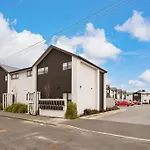 Light & Spacious 2Bdrm Townhouse Off Street Park