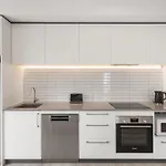 Central City Luxury Apartment Stunning Views Sunny