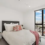 Central City Luxury Apartment Stunning Views Sunny