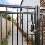 Charming Sunny Warm 10 Mins Cbd Book Now