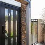 Charming Sunny Warm 10 Mins Cbd Book Now