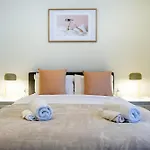 Cozy And Chic In Central Christchurch