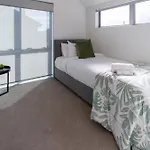 Park And Stay 4Br Townhouse Near Avon River
