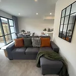 New And Serene Two Bedroom Townhouse Close To Cbd