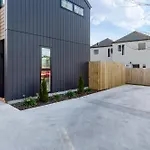 City Home With Car Park, Sunny Deck & 65-Inch Tv
