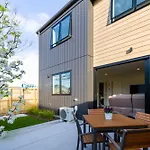 City Home With Car Park, Sunny Deck & 65-Inch Tv