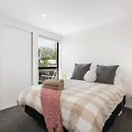 Spacious Retreat, Sleeps 6, Handy Location, Garage