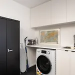 Spacious Retreat, Sleeps 6, Handy Location, Garage