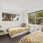 Convenient Urban Townhouse 2 Carparks Available