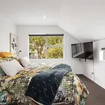 Convenient Urban Townhouse 2 Carparks Available