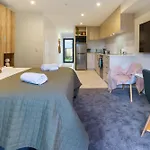 Trendy Ground Floor Studio - Central, Cafes
