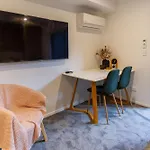Trendy Ground Floor Studio - Central, Cafes