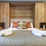 Trendy Ground Floor Studio - Central, Cafes