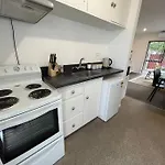 Cosy And Stylish Single Level 2 Bed Home Near Cbd
