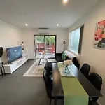 Cosy And Stylish Single Level 2 Bed Home Near Cbd