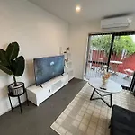 Cosy And Stylish Single Level 2 Bed Home Near Cbd