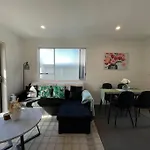Cosy And Stylish Single Level 2 Bed Home Near Cbd