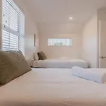 Garden View 2-Bedroom Getaway In Christchurch