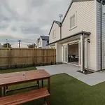Garden View 2-Bedroom Getaway In Christchurch