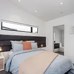 Luxury Sunny Warm Cbd At Doorstep