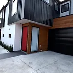 Close To City And Beach - Modern Home With Garage