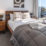 Stylish 2 Bed 2 Bath Close To Shops And Parks