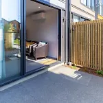 Stylish 2 Bed 2 Bath Close To Shops And Parks