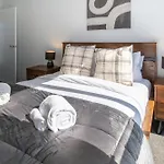 Stylish 2 Bed 2 Bath Close To Shops And Parks