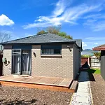 Modern Home With 2 Ensuites Only 17 Minutes To City And Chc Airport