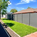 Modern Home With 2 Ensuites Only 17 Minutes To City And Chc Airport