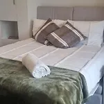 Cbd Quiet Upstairs Studio Apartment