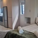 Cbd Quiet Upstairs Studio Apartment