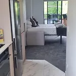 Cbd Quiet Upstairs Studio Apartment