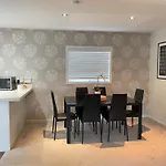 University 3Bdrm House W/ Carpark
