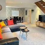 University 3Bdrm House W/ Carpark