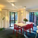 Fendalton Rose Garden Retreat Holiday Home