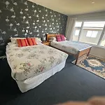 Sunny House With 5 Bedrooms