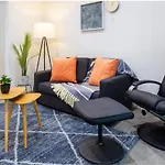 11 Salisbury Cosy 2-Bed Retreat