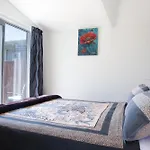 Classy Modern Unit Close To Airport, Shops And Bus
