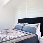 Classy Modern Unit Close To Airport, Shops And Bus