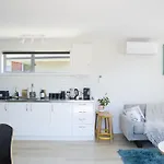 Classy Modern Unit Close To Airport, Shops And Bus