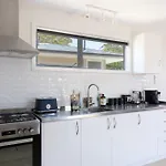 Classy Modern Unit Close To Airport, Shops And Bus