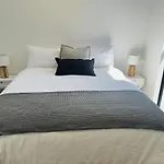 New 2Bed2Bath Townhouse With Parking By Hagley Park