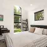 Stylish Rental Merivale - 2Br Home