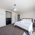 Spacious And Tranquil 4 Bed House Near Uc