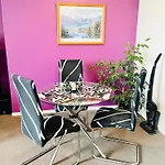 City Fringe Private Room - Your Urban Escape!