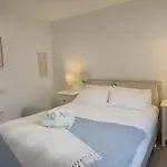 Cbd 2 Bed 2 Bath Parkside Retreat With Freeparking