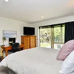 Stay At Puhara - Parklands Escape