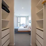 Luxury 2 Bedroom Cbd Apartment With Free Parking