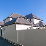 Sunny Family Home On Garden